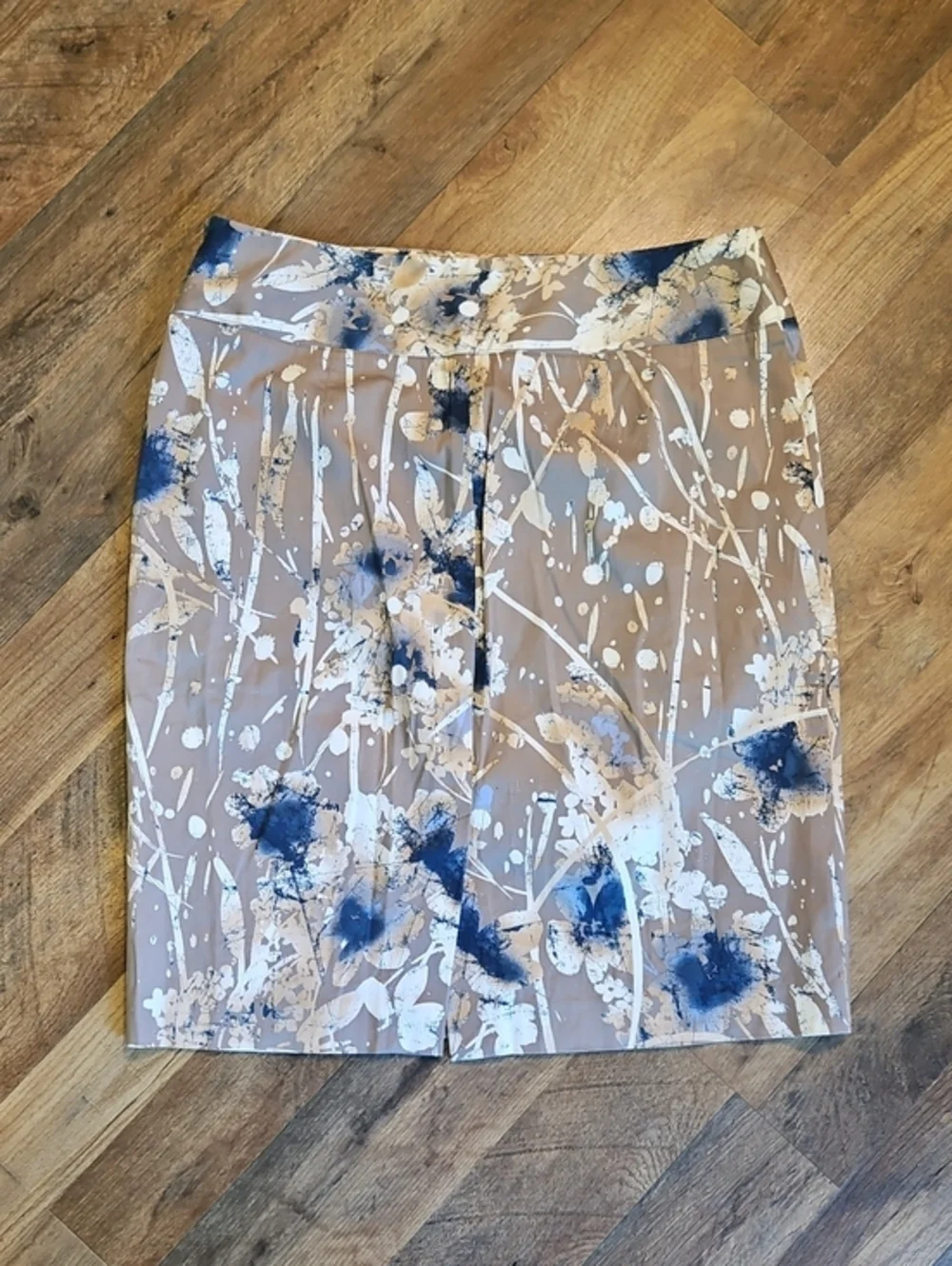 👗Alfani Taupe Floral Pencil Skirt with Navy and White Accents